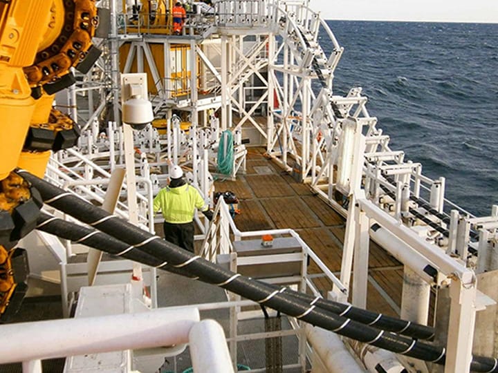 The clamping force is hydraulically controlled